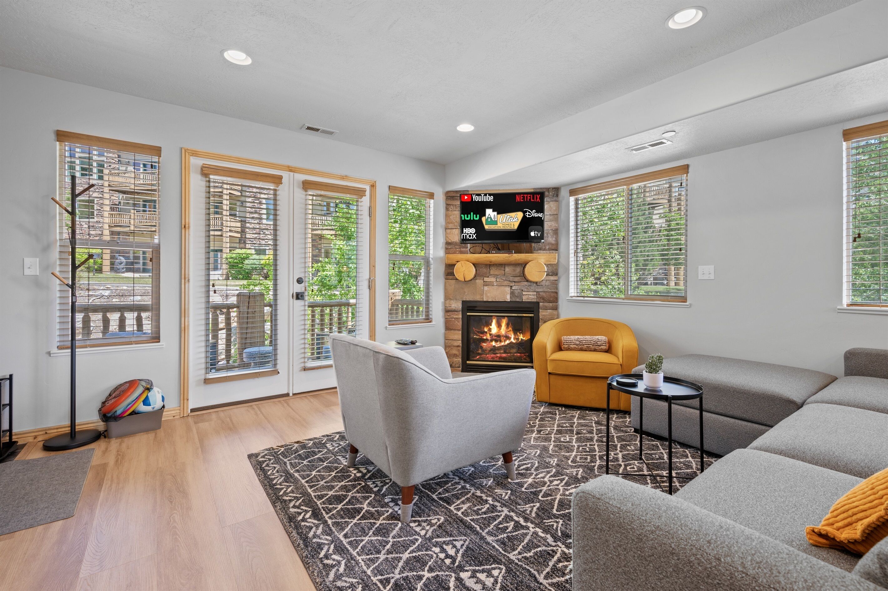 Smart-tv, een open haard, tafelvoetbal en een tafeltennistafel