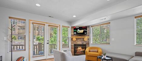 Smart-tv, een open haard, tafelvoetbal en een tafeltennistafel