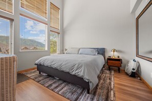 3 bedrooms, desk, iron/ironing board, travel cot