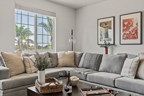 Una Smart TV, videojuegos, una mesa de tenis de mesa