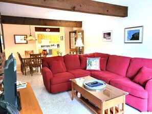 Fernseher, DVD-Player, Tischfußball, Tischtennisplatte