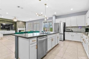 Réfrigérateur, four à micro-ondes, un four, surface de cuisson