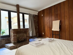 Classic Double or Twin Room, Mixed Dorm, Air conditioning, Courtyard View | Premium bedding, down comforters, free WiFi - Clivias Hostel (Salta)