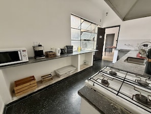 Refrigerador, microondas y tostadora