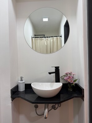 Quarto casal ou duplo romântico, em dormitório misto, ar-condicionado, vista para o pátio | Banheiro | Secador de cabelo (mediante solicitação), toalhas de banho, sabonete 