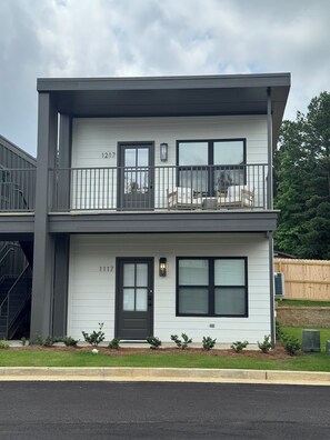 Exterior - Lovely and Cozy! New 1-Bdr Condo, Sleeps 4! Come stay with Southern Sole! (Oxford)