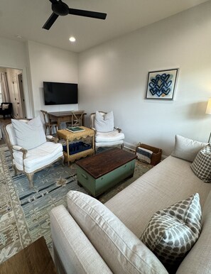 Smart TV, books, stereo - New 1-Bdr Condo, Sleeps 4! Half-a-mile to campus. Come stay with Southern Sole! (Oxford)