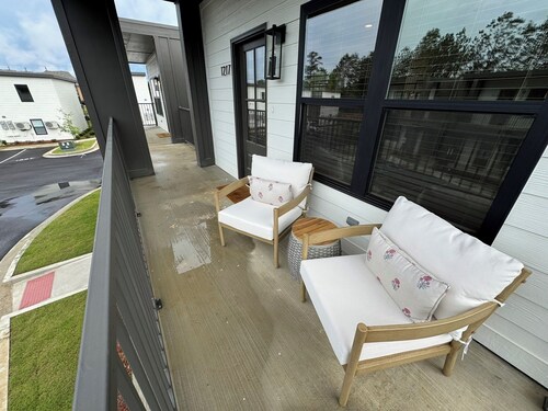 Lovely and Cozy! New 1-Bdr Condo, Sleeps 4! Come stay with Southern Sole!