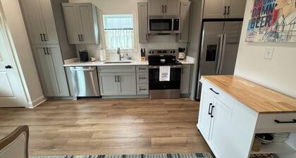 Lovely and Cozy! New 1-Bdr Condo, Sleeps 4! Come stay with Southern Sole!