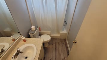 Toalhas de banho, sabonete, papel higiênico