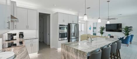 Refrigerador, microondas, horno, placa de cocina