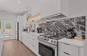 Microondas, horno y placa de cocina