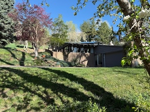 المنطقة المحيطة بالمنشأة