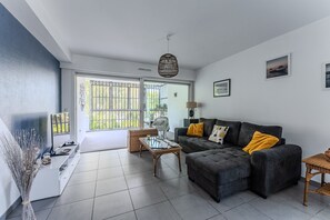 TV - Spacious Apartment with Balcony in Andernos-les-Bains – Comfort and View of the Bay (Andernos-les-Bains)