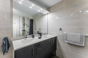 Shower, hair dryer, towels - Spacious Apartment with Balcony in Andernos-les-Bains – Comfort and View of the Bay (Andernos-les-Bains)