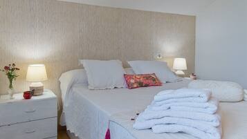 2 slaapkamers, een strijkplank/strijkijzer, gratis wifi, beddengoed