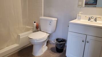 Handdukar, tvål och toalettpapper