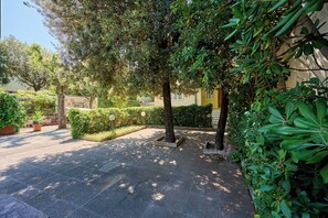Property grounds - Apartment 'Casa Cecilia' with Private Garden, Balcony and Wi-Fi (San Vincenzo)