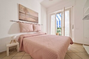 2 bedrooms, free WiFi, bed sheets - Apartment 'Casa Cecilia' with Private Garden, Balcony and Wi-Fi (San Vincenzo)
