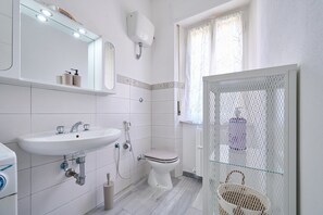 Shower, hair dryer, towels - Apartment 'Casa Cecilia' with Private Garden, Balcony and Wi-Fi (San Vincenzo)