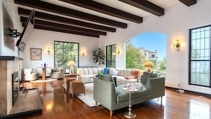 Smart TV, fireplace, foosball, table tennis - Epic Resort Villa: Pool, Spa, Firepit, Ocean View, Games (San Diego)