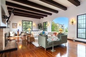Smart TV, chimenea, futbolito y tenis de mesa 