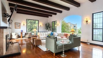 Smart TV, chimenea, futbolito y tenis de mesa