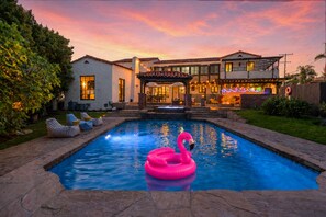 Outdoor pool, a heated pool - Epic Resort Villa: Pool, Spa, Firepit, Ocean View, Games (San Diego)