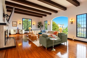 Smart TV, fireplace, foosball, table tennis - Epic Resort Villa: Pool, Spa, Firepit, Ocean View, Games (San Diego)