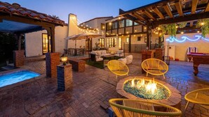 A patio area with a pool, outdoor seating, and a fire pit. - Epic Resort Villa: Pool, Spa, Firepit, Ocean View, Games (San Diego)