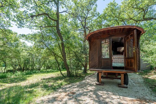 Cottage 'La Roulotte Authentique' with Private Terrace, Private Garden and Wi-Fi