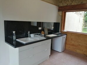 Fridge, microwave, stovetop, dishwasher