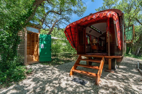 Exterior - Cottage 'La Roulotte Authentique' with Private Terrace, Private Garden and Wi-Fi (Grignan)