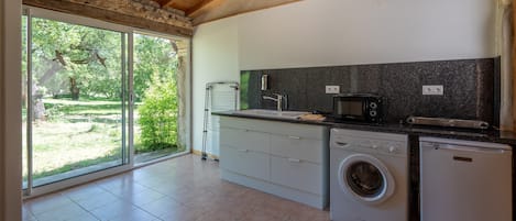 Fridge, microwave, stovetop, dishwasher