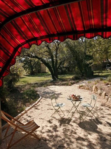 Cottage 'La Roulotte Authentique' with Private Terrace, Private Garden and Wi-Fi