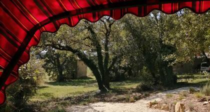 Cottage 'La Roulotte Authentique' with Private Terrace, Private Garden and Wi-Fi