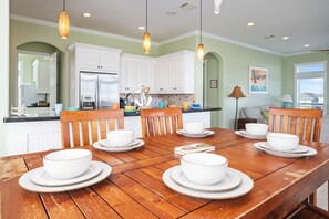Dining - Sleeps 16 ★ Hot Tub ★ Tiki Bar ★ Arcade ★ Beach (Bolivar Peninsula)