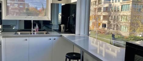 Køleskab, mikrobølgeovn, ovn, kogeplade