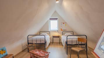 4 bedrooms, iron/ironing board, free WiFi, bed sheets