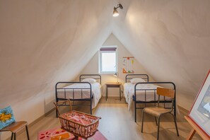 4 bedrooms, iron/ironing board, free WiFi, bed sheets