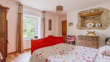 4 bedrooms, iron/ironing board, free WiFi, bed sheets