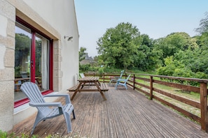 Outdoor dining - "Ti Nevez" House with Private Terrace, Private Garden and Wi-Fi (Le Bono)