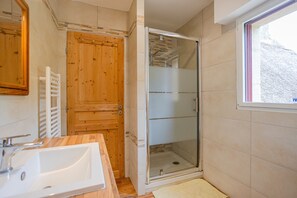 Een douche, een haardroger, handdoeken
