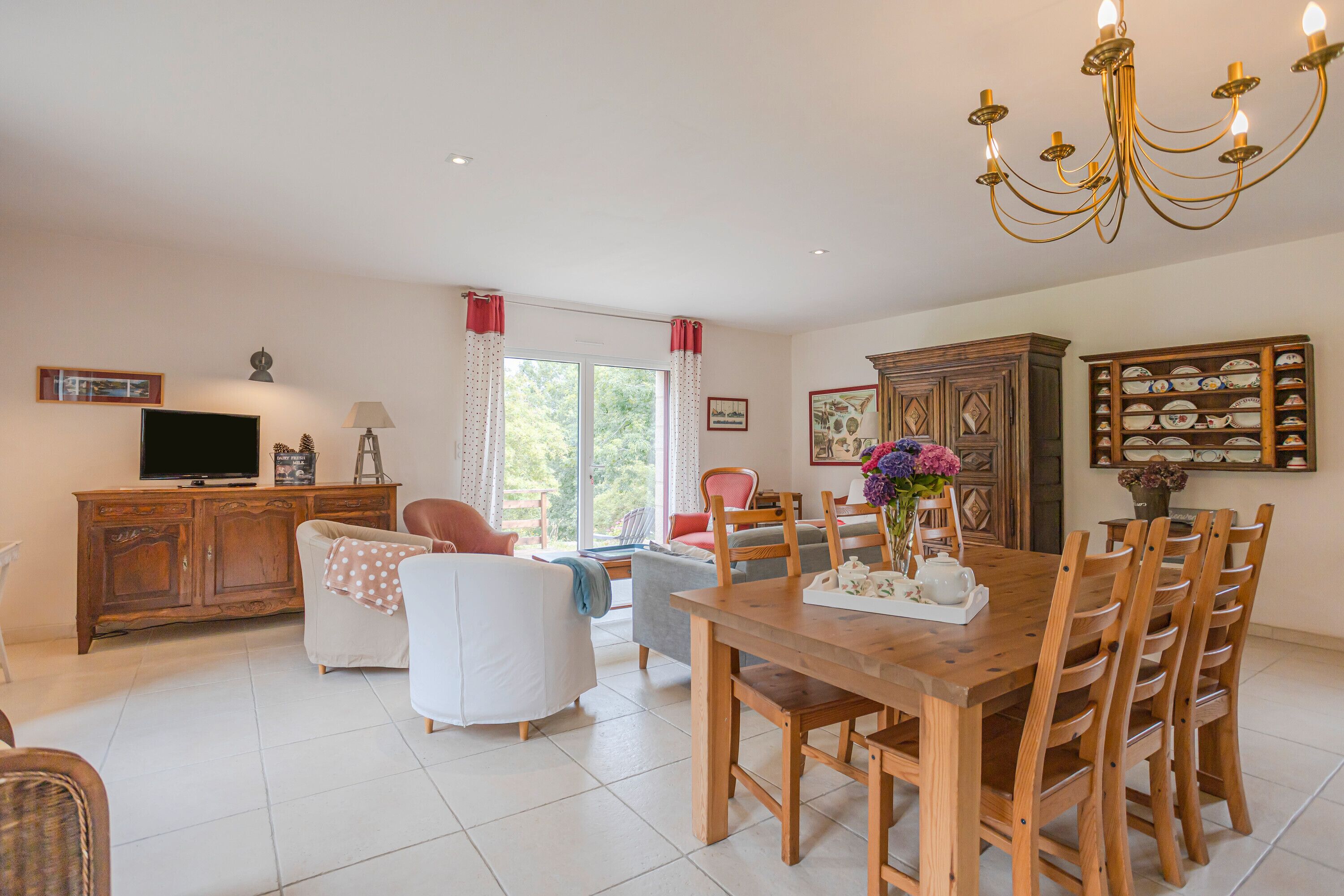 Fernseher, DVD-Player, Stereoanlage