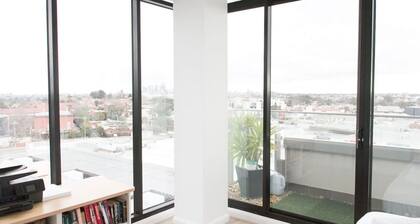 Modern 2BD Apartment in Northcote! + Parking
