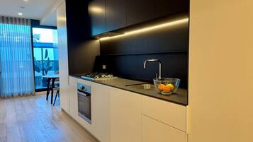 Geladeira, micro-ondas, fogão, cooktop