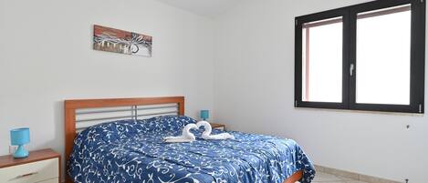 5 bedrooms, iron/ironing board, bed sheets