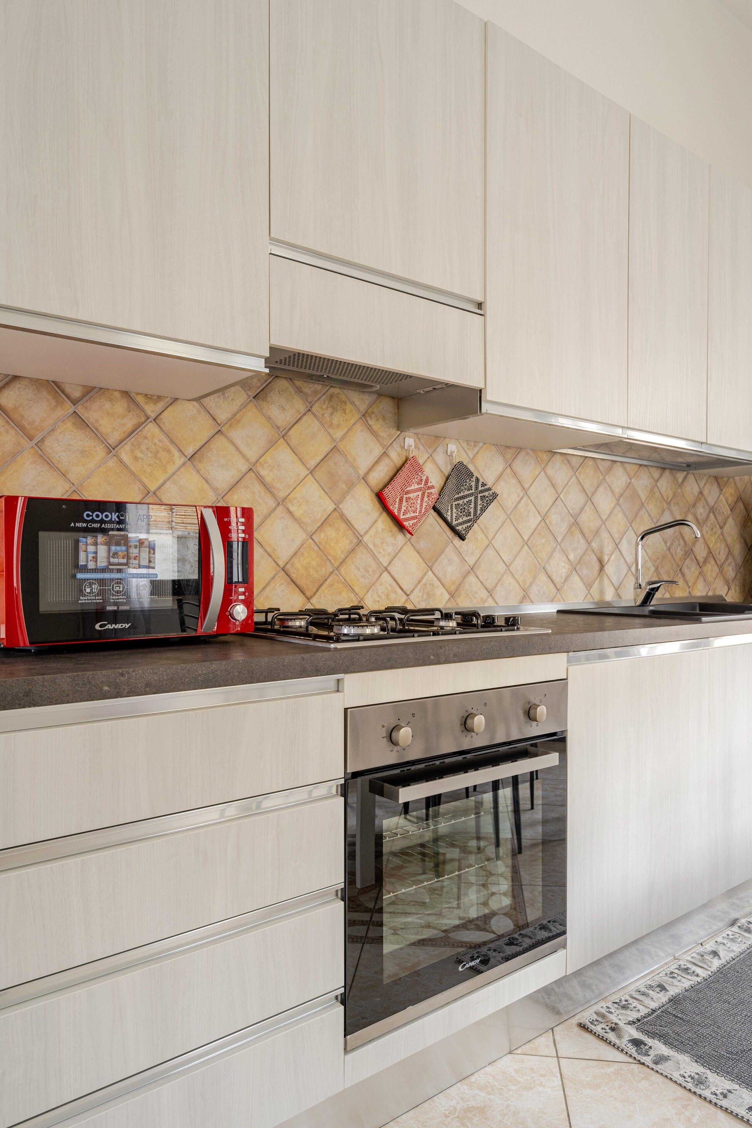 Frigorífico, microondas, horno y placa de cocina