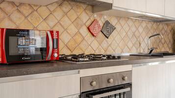 Kjøleskap, mikrobølgeovn, ovn og kokeplater