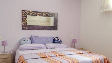 5 bedrooms, iron/ironing board, bed sheets